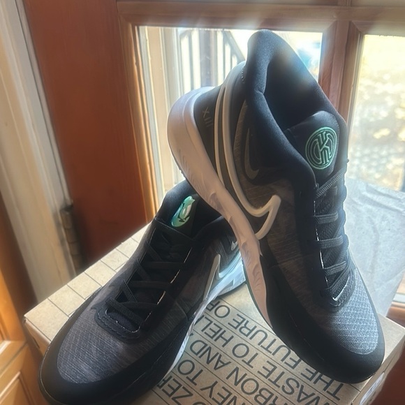 Nike Kyrie 8, boys size 3y - Picture 5 of 9